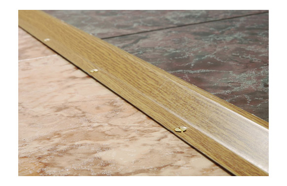 Tapajuntas suelo 5 cm de ancho cubierta del hueco del piso de la puerta,  Tira divisoria plana con acabado de veta de madera y respaldo autoadhesivo,  1